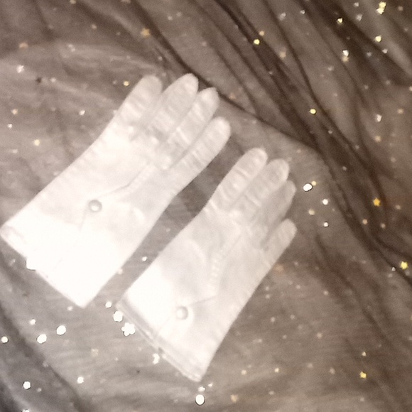 Gloves - Picture 2 of 4